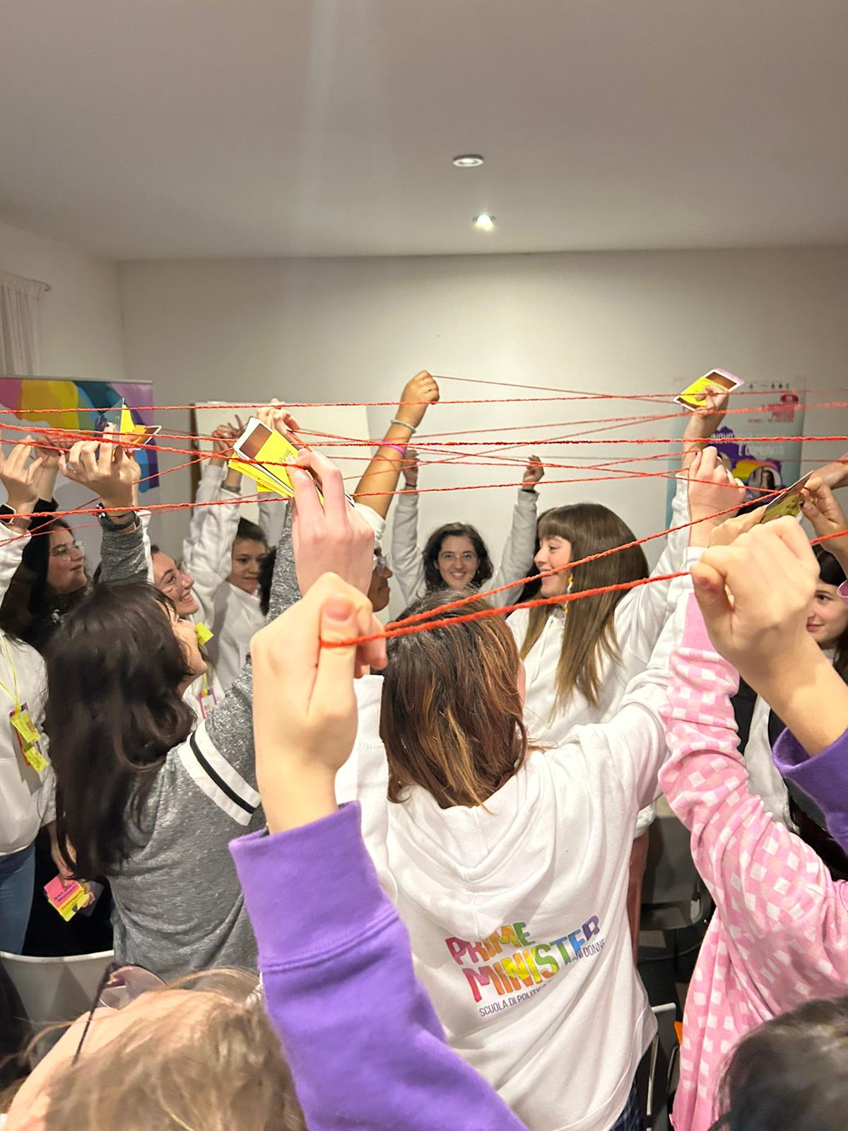 Le ragazze di Prime Minister impegnate in una attività di team building durante una delle lezioni