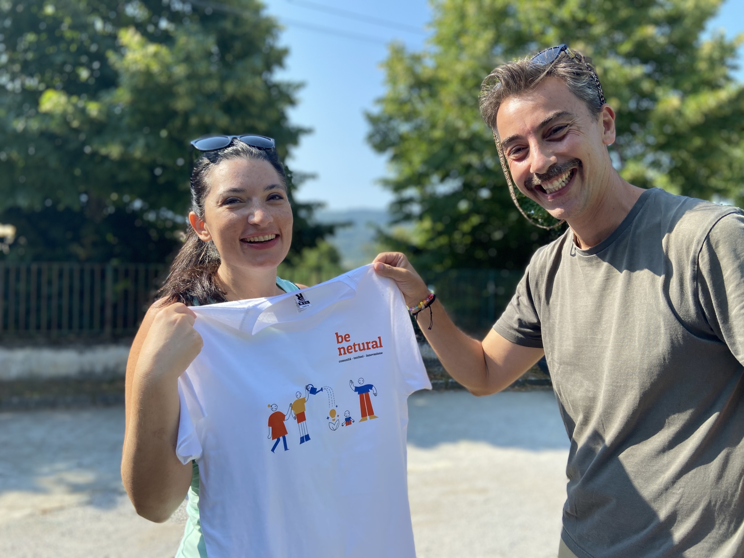 Be Netural - Andrea Paoletti consegna la maglia realizzata per il 10° anniversario di Netural Walk